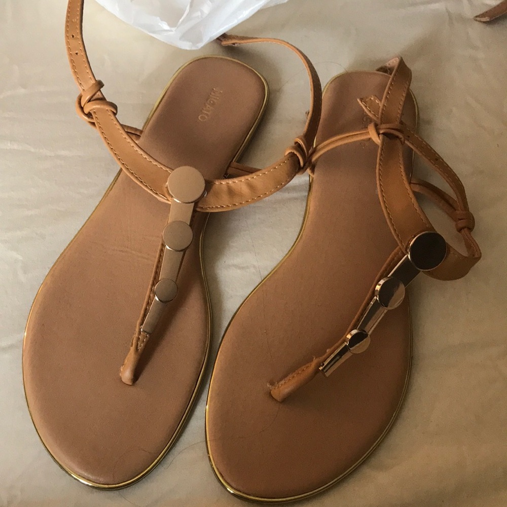 Nude sandals with gold detail